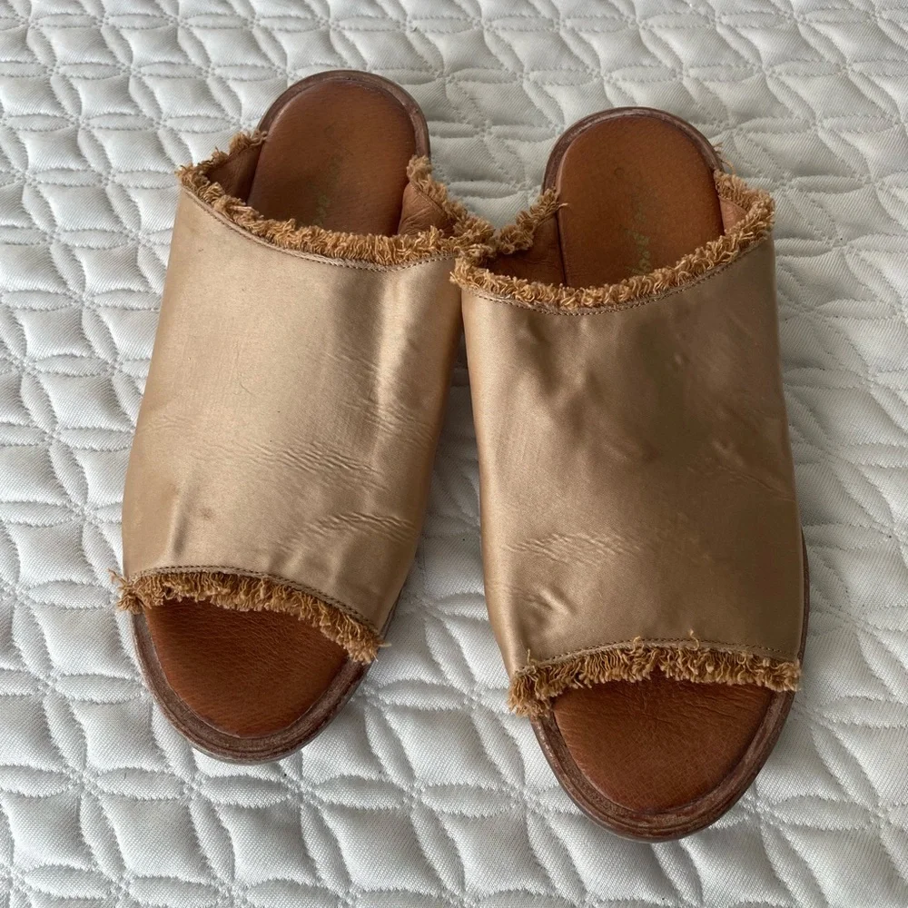 Free People SlipOn Open Toe Mule Gold Size 8.5 EU 39 - Picture 2 of 4
